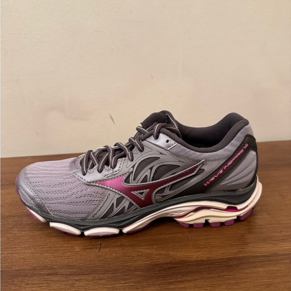 Mizuno Women's Athletic Shoes in Gray and Pink